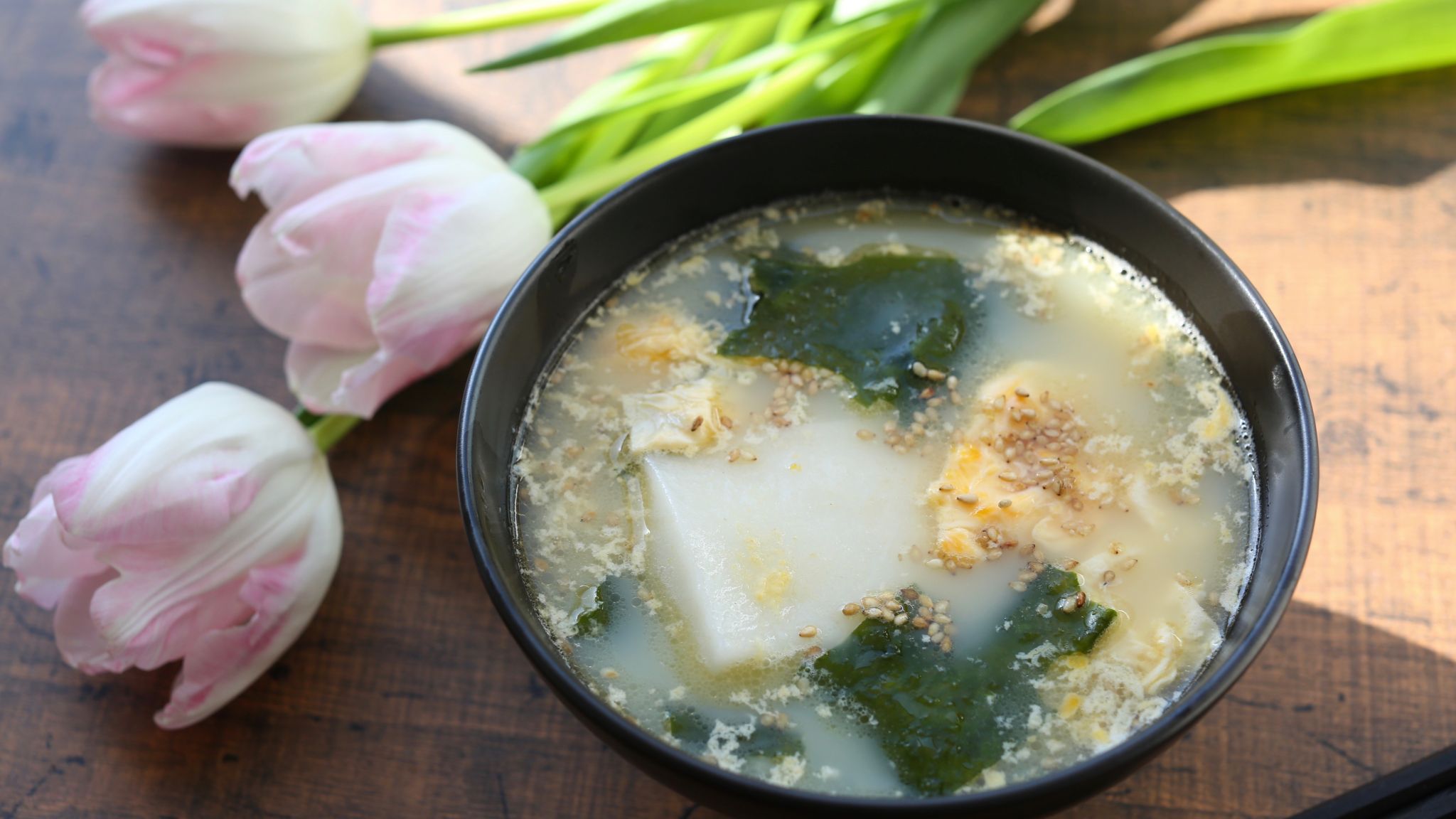 餅スープの簡単レンジレシピ 卵 わかめをごま油で風味付け やまでら くみこ のレシピ