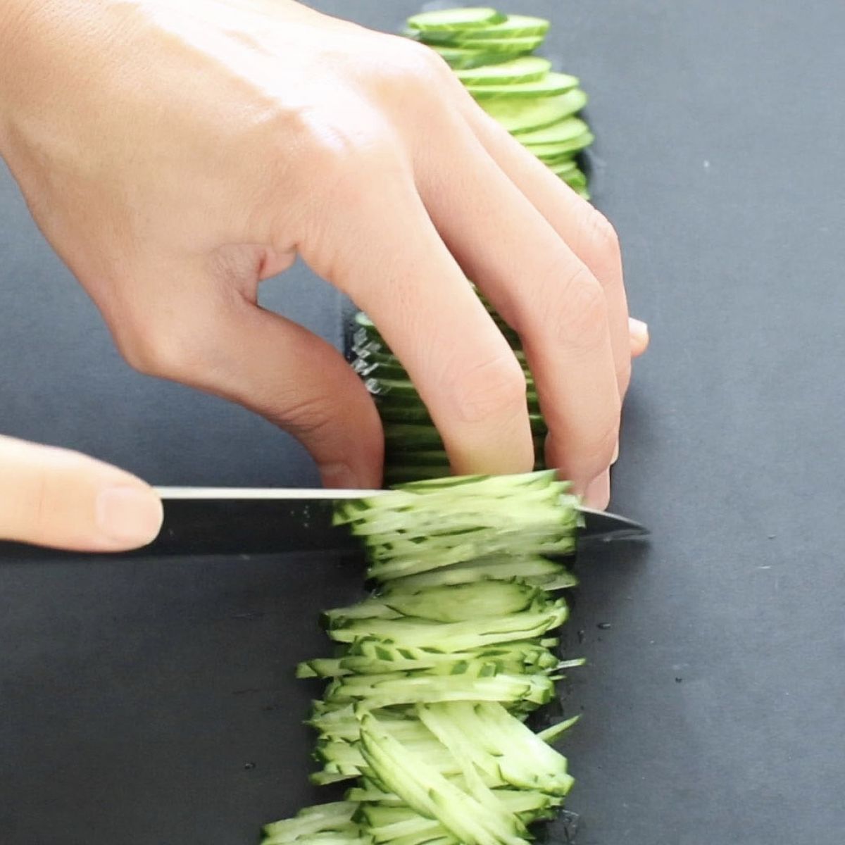 きゅうりの千切りのやり方 サラダや和え物に使われる切り方を動画で解説 やまでら くみこ のレシピ