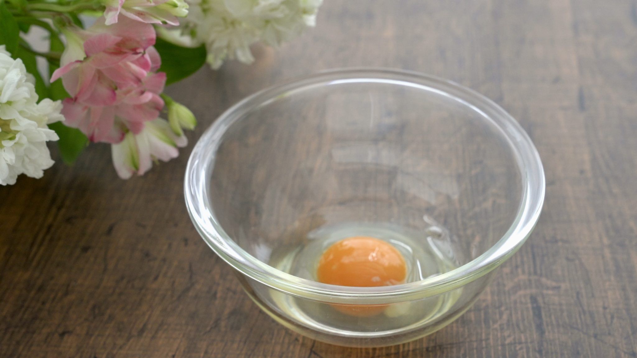 卵の割り方 殻を平面で割るのがコツ 慣れれば手が汚れない やまでら くみこ のレシピ