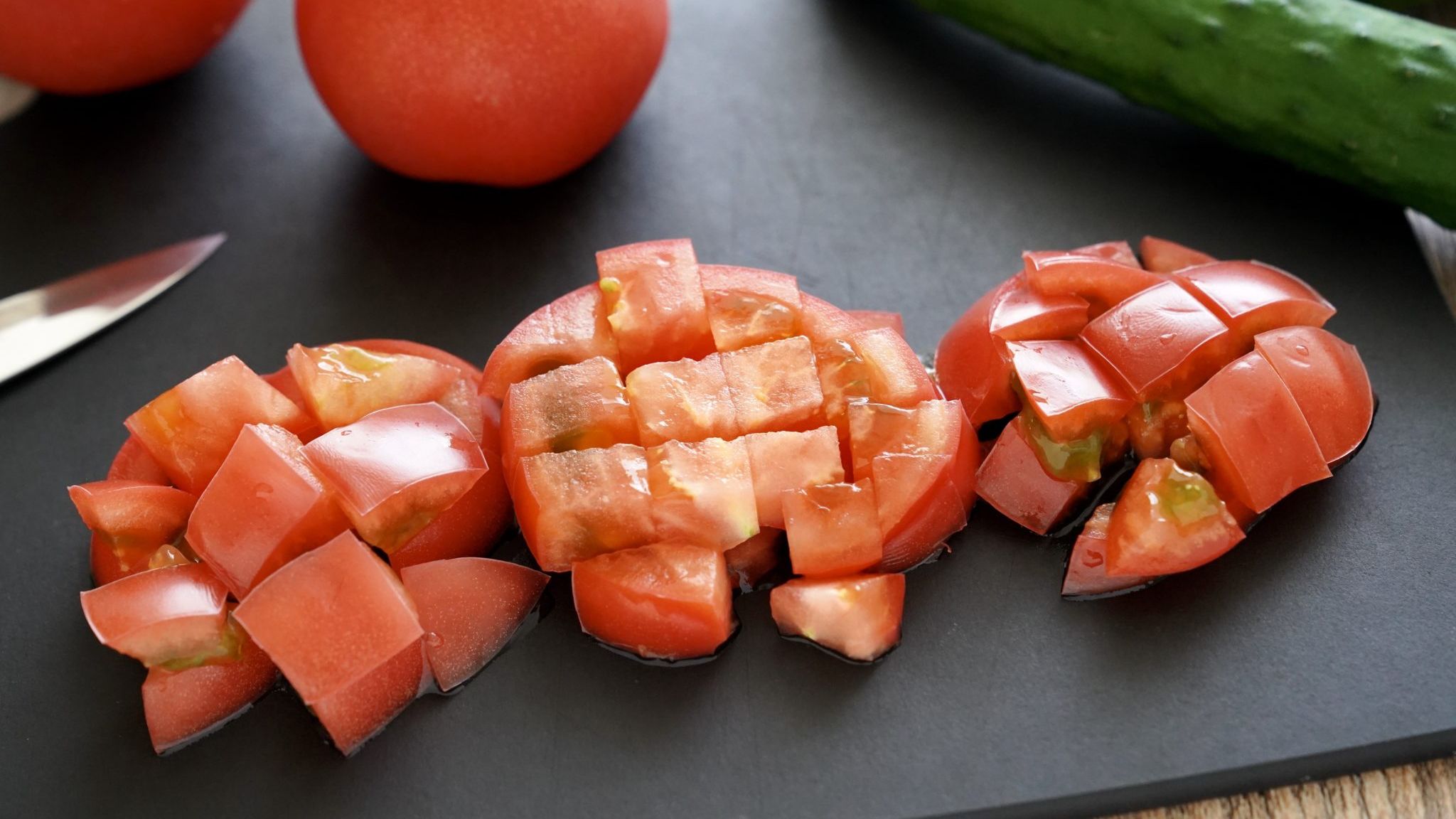 トマトの角切りのやり方 1センチ角のさいの目切りにする切り方を解説 やまでら くみこ のレシピ