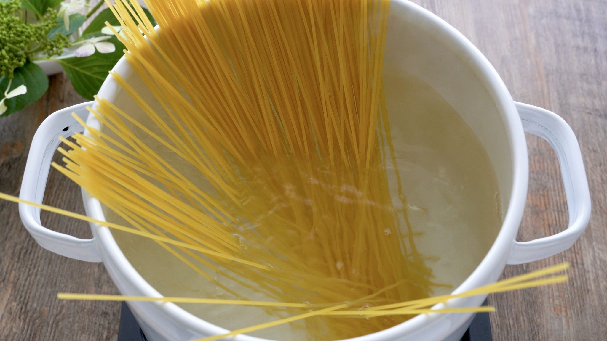 パスタ スパゲッティ の茹で方 ゆでる時間や塩の量を解説 やまでら くみこ のレシピ