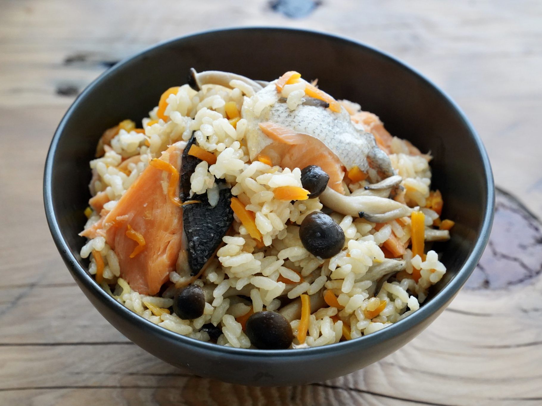 鮭の炊き込みご飯 塩鮭で鮭ご飯 きのこと人参たっぷりの具沢山レシピ やまでら くみこ のレシピ 鮭の炊き込みご飯 塩鮭で鮭ご飯 きのこと人参たっぷりの具沢山レシピ やまでら くみこ のレシピ