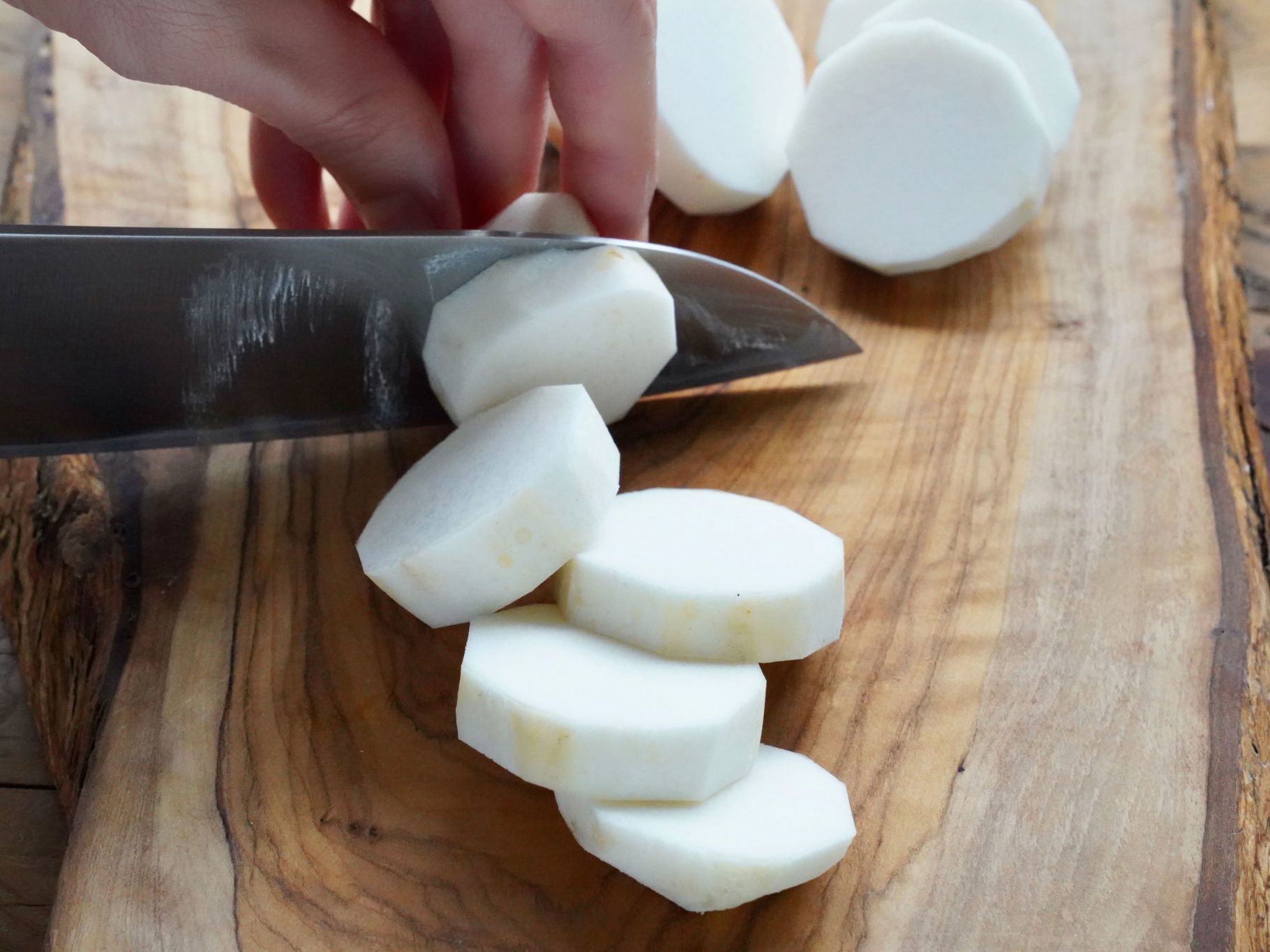 里芋の切り方 煮物やお雑煮などにぴったりな里芋の切り方を解説 やまでら くみこ のレシピ