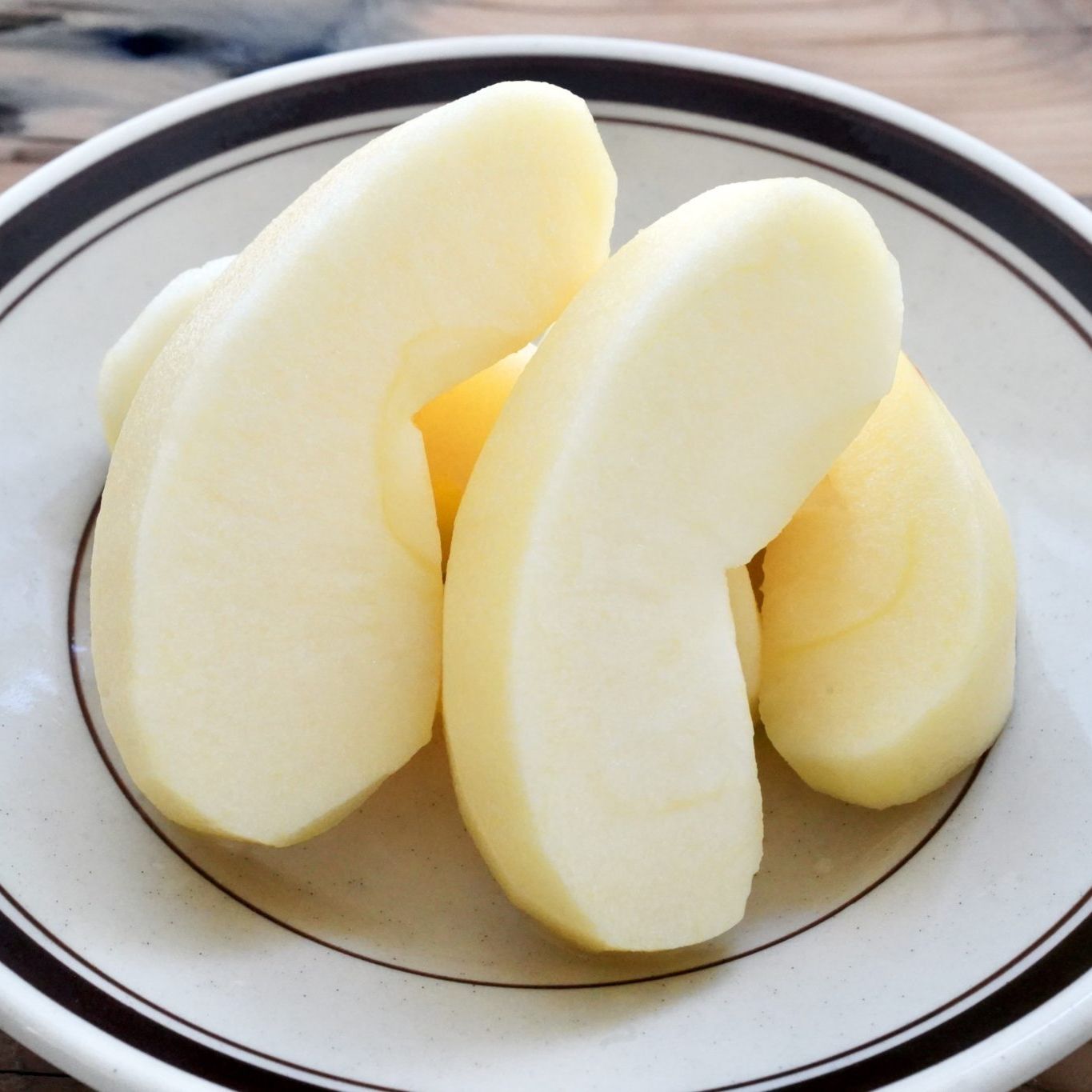 りんごの切り方と皮むき 包丁で簡単 基本のくし切りと皮のむき方のコツ やまでら くみこ のレシピ