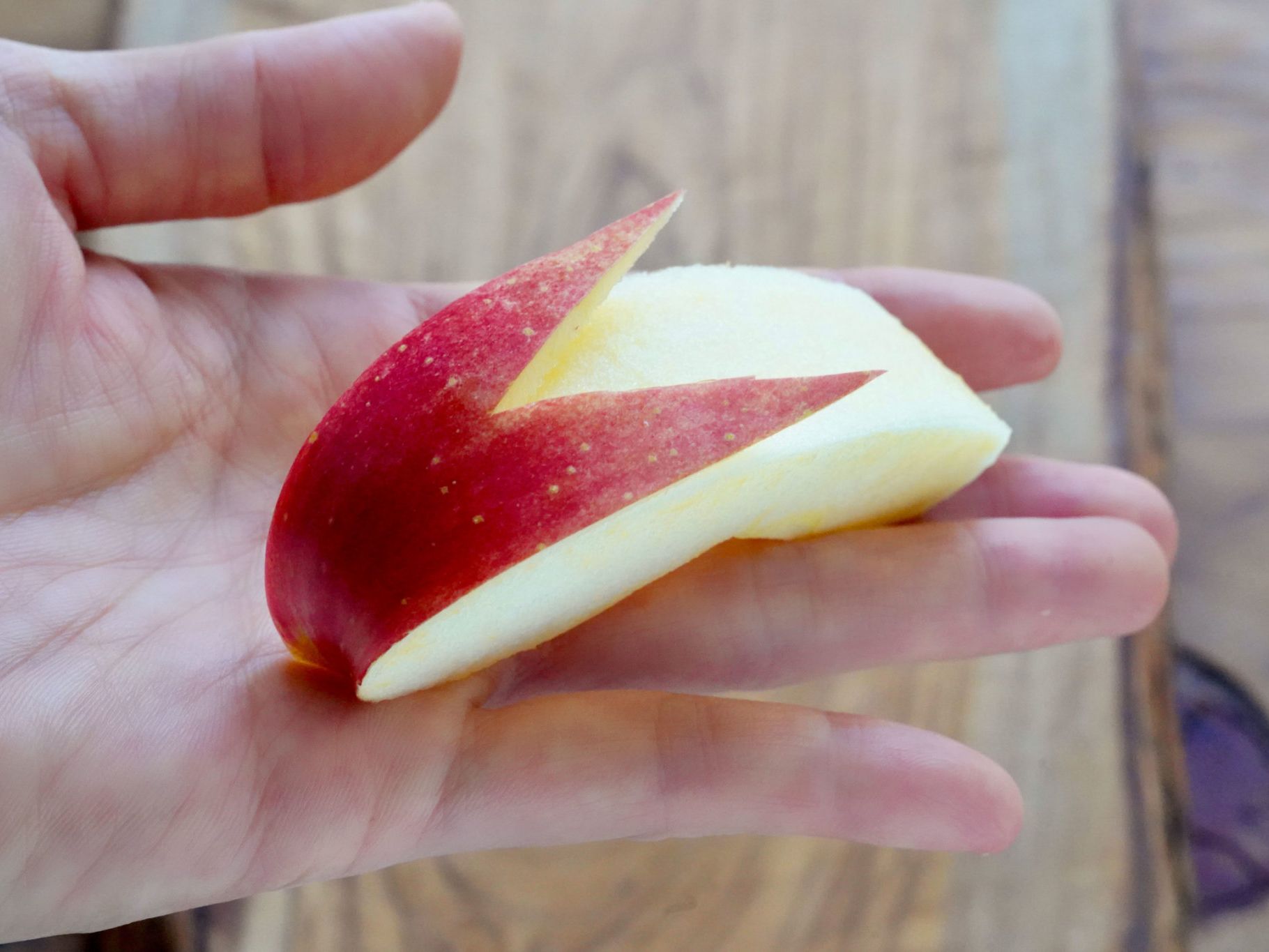 りんごうさぎの切り方 うさぎの形が可愛いらしい うさぎりんごの作り方 やまでら くみこ のレシピ