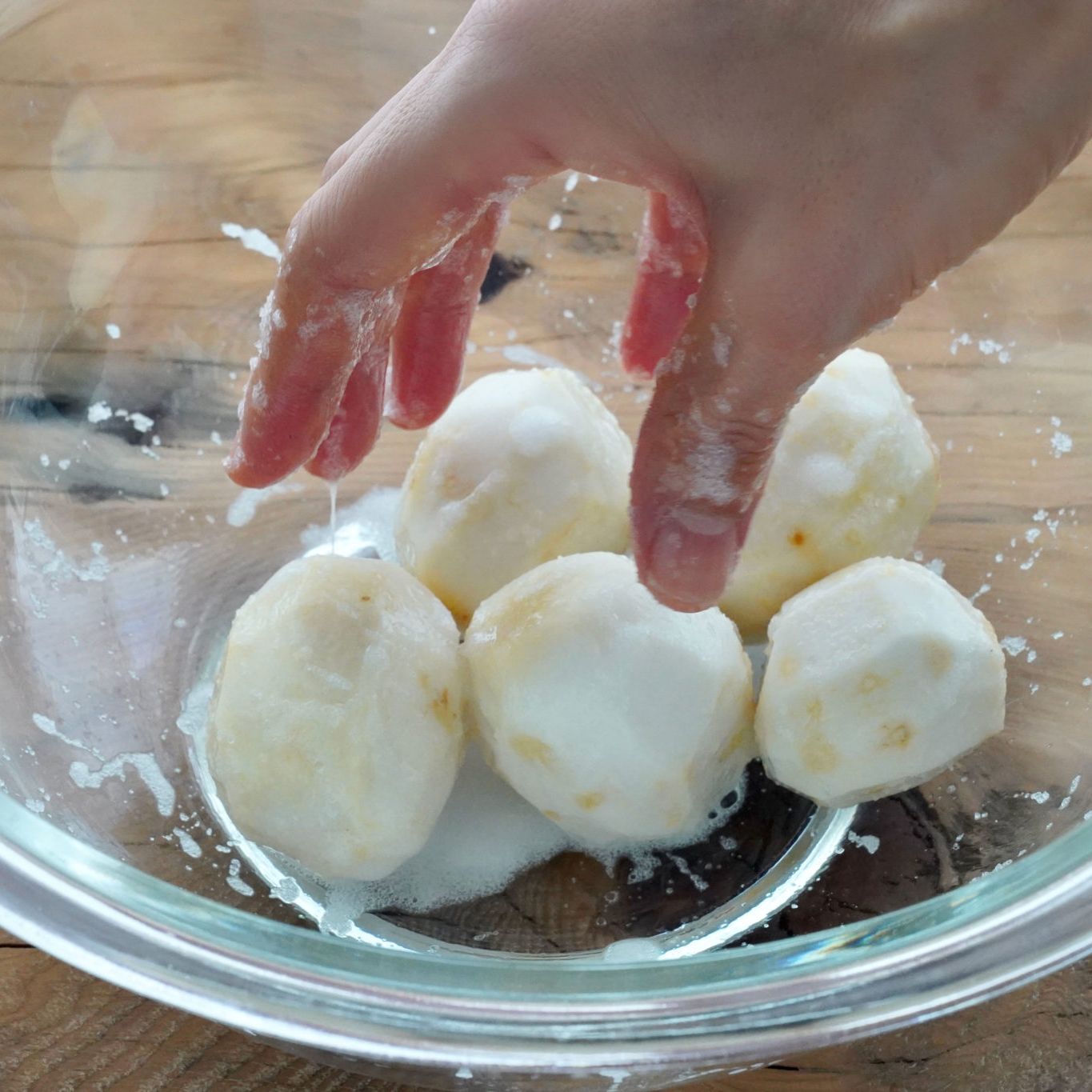 里芋のぬめりの取り方 これが基本 さといもの塩揉みと下茹でを解説 やまでら くみこ のレシピ