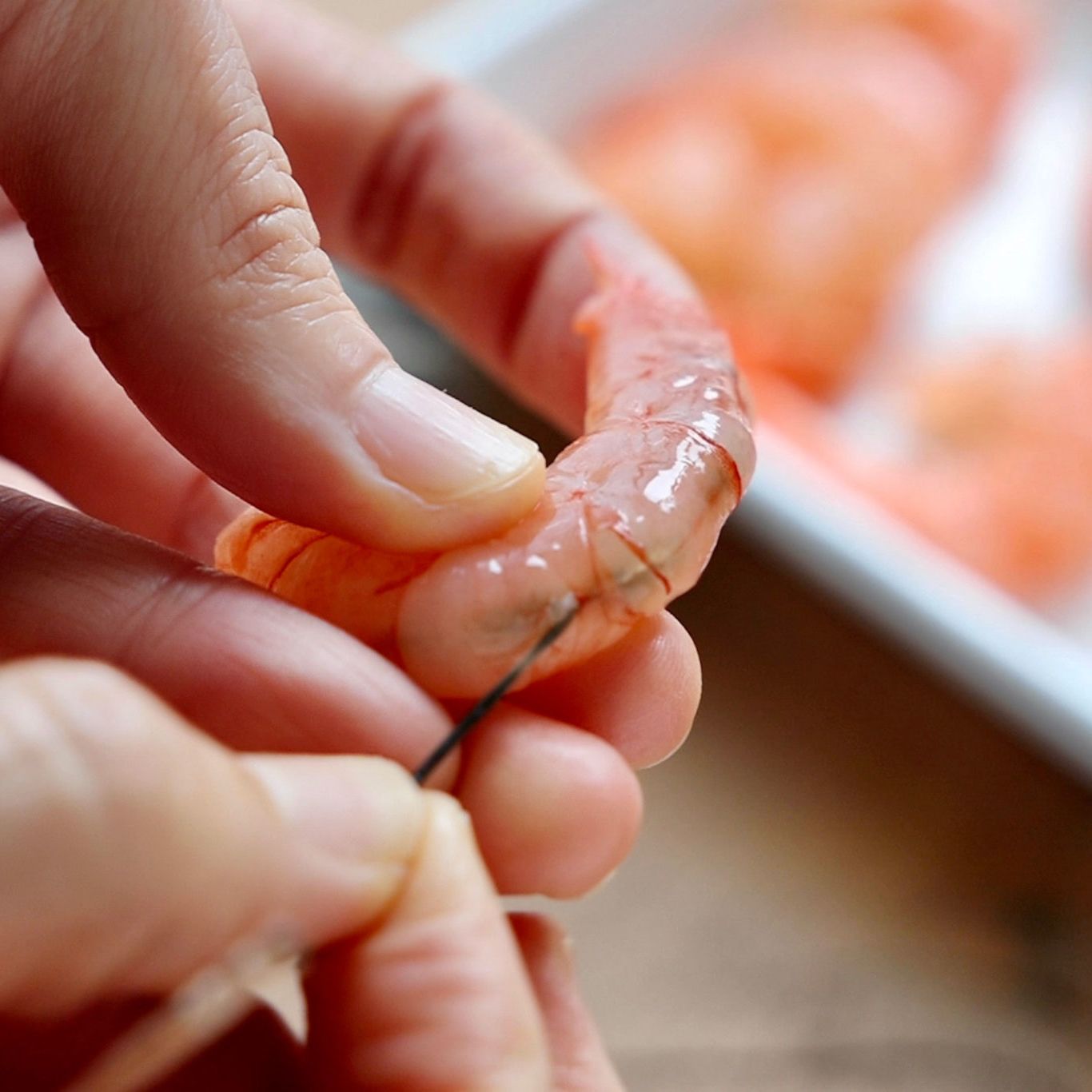 むきえびの背わたの取り方 ない場合は処理不要 取らないと臭みが残る やまでら くみこ のレシピ